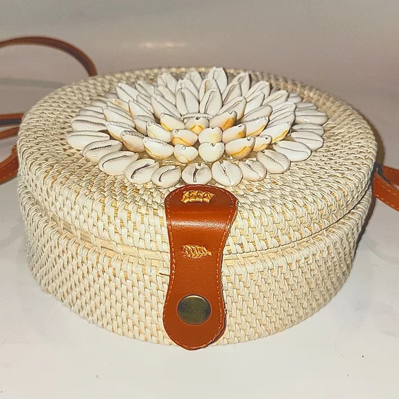 HANDWOVEN RATTAN/RAFFIA & COWRIE SHELL CIRCLE CROSSBODY/SHOULDER BAG - Picture 8 of 10
